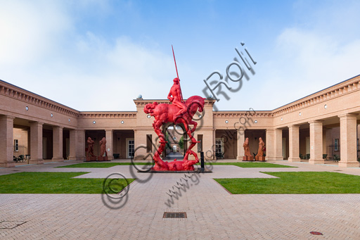 Fontanellato, Labirinto della Masone, by Franco Maria Ricci: the central courtyard with a work by Javier Marìn. In the background, the Pyramid.