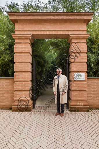 Fontanellato, Labirinto della Masone, di Franco Maria Ricci: l'architetto Pier Carlo Bontempi all'ingresso del labirinto di bambù.