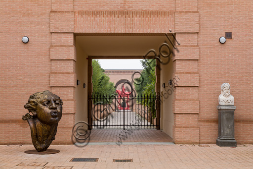 Fontanellato, Labirinto della Masone, di Franco Maria Ricci: l'ingresso. Sulla sinistra, un'opera di Javier Marìn.