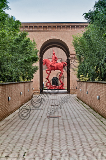 Fontanellato, Labirinto della Masone, by Franco Maria Ricci: a walkway. In the background, a work by Javier Marìn.