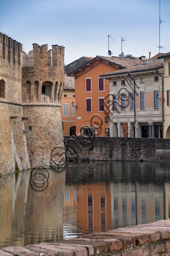 Fontanellato, Rocca Sanvitale: veduta della fortezza col fossato e di alcune case del paese.