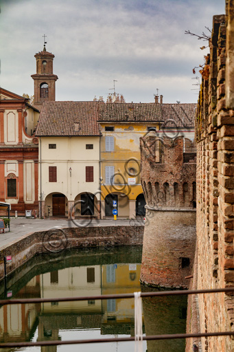 Fontanellato, Rocca Sanvitale: veduta della fortezza col fossato e di alcune case del paese.