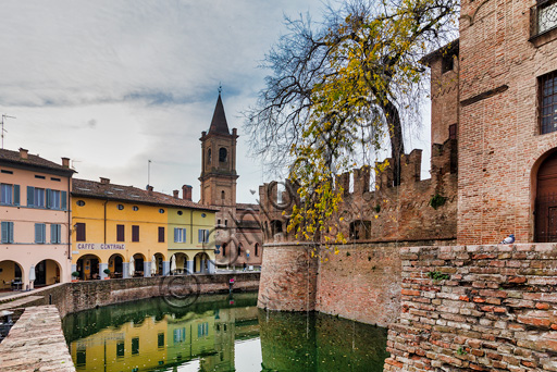 Fontanellato, Rocca Sanvitale: veduta della fortezza col fossato e di alcune case del paese.