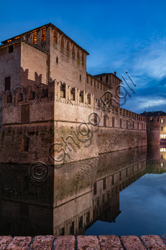 Fontanellato, Rocca Sanvitale: veduta notturna della fortezza col fossato.