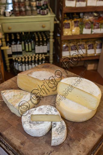 Formaggi tipici della zona di Malcesine (Monte Veronese e caciottina del Monte Baldo).