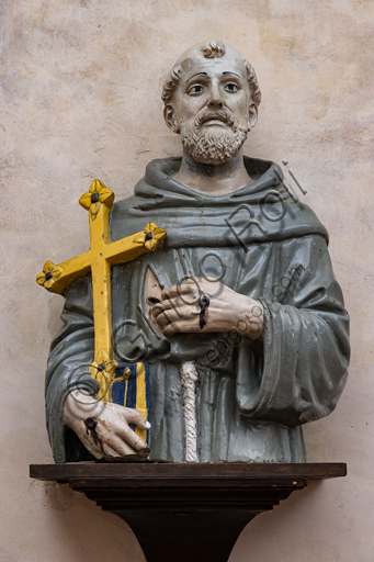 Basilica di Santa Croce: "S. Francesco a mezza figura", terracotta policroma invetriata di Giovanni della Robbia, fine XV secolo.