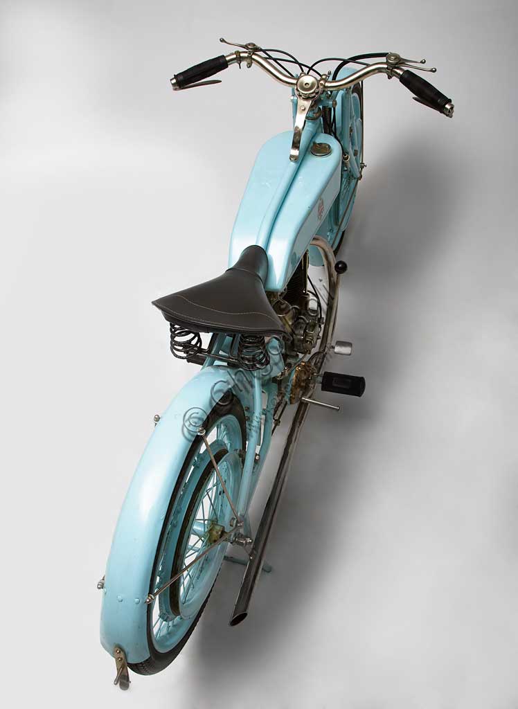 Moto d'epoca Bianchi P 175 Marca: Bianchimodello: P 175nazione: Italia - Milanoanno: 1927 - 8condizioni: restauratacilindrata: 170,8 (alesaggio e corsa 57 x 67)motore: monocilindrico a valvole in testacambio: a due rapportiQuesta piccola 175, ancora poco più di una bicicletta nella ciclistica, ma già molto raffinata nella meccanica,  viene prodotta nella seconda metà degli anni '20.Sono gli anni d'oro della "Freccia Celeste". La 350, progettata da Mario Baldi, miete vittorie su vittorie, condotta da Varzi, Maffeis, Ghersi, Moretti, Arcangeli, Dall'olio e Saetti ma, sopratutto, da Tazio Nuvolari.