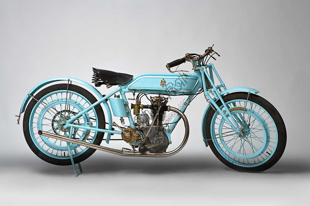 Moto d'epoca Bianchi P 175 Marca: Bianchimodello: P 175nazione: Italia - Milanoanno: 1927 - 8condizioni: restauratacilindrata: 170,8 (alesaggio e corsa 57 x 67)motore: monocilindrico a valvole in testacambio: a due rapportiQuesta piccola 175, ancora poco più di una bicicletta nella ciclistica, ma già molto raffinata nella meccanica,  viene prodotta nella seconda metà degli anni '20.Sono gli anni d'oro della "Freccia Celeste". La 350, progettata da Mario Baldi, miete vittorie su vittorie, condotta da Varzi, Maffeis, Ghersi, Moretti, Arcangeli, Dall'olio e Saetti ma, sopratutto, da Tazio Nuvolari.