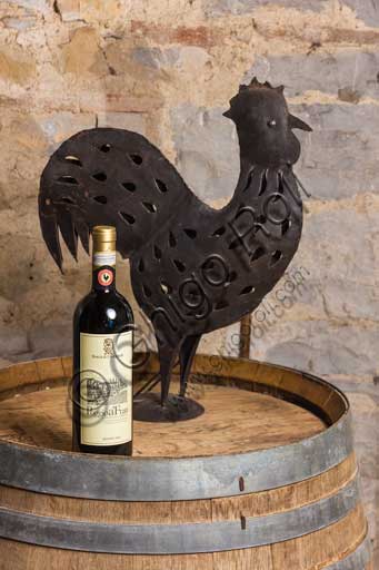 Gaiole in Chianti, Castagnoli, Rocca di Castagnoli (azienda che oggi produce olio, vino e che comprende camere in affitto e ristorante): bottiglia di Chianti con Gallo Nero in ferro battuto (marchio del vino Chianti classico, scelto dal Consorzio dei produttori).