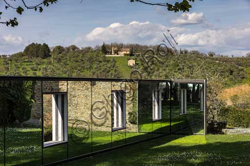 Gaiole in Chianti, Castello di Ama:  scorcio dello spazio dedicato all'arte contemporanea e veduta delle colline circostanti con ulivi casolare.