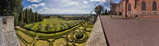 Gaiole in Chianti: veduta del Castello di Brolio, dei suoi giardini e della campagna circostante con ulivi, vigneti, cipressi.