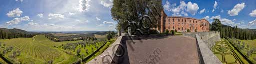 Gaiole in Chianti: veduta del Castello di Brolio, dei suoi giardini e della campagna circostante con ulivi, vigneti, cipressi.