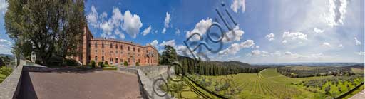 Gaiole in Chianti: veduta del Castello di Brolio, dei suoi giardini e della campagna circostante con ulivi, vigneti, cipressi.