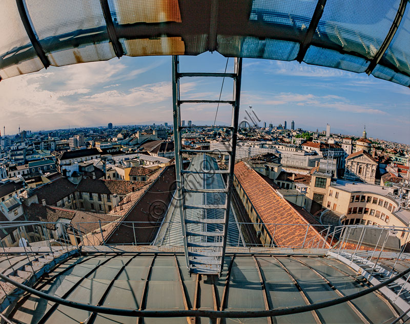 Galleria Vittorio Emanuele II, inaugurata nel 1867: la copertura ottocentesca in ferro e vetro dell’ottagono.