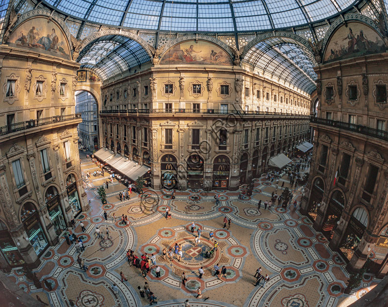 Galleria Vittorio Emanuele II, inaugurata nel 1867: veduta dell’ottagono centrale.
