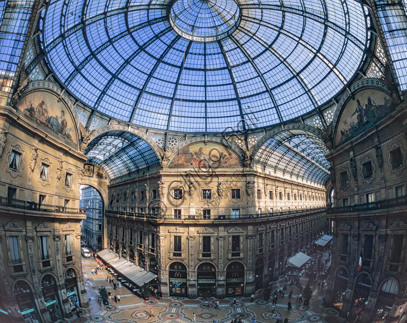 Galleria Vittorio Emanuele II, inaugurata nel 1867: veduta dell’ottagono centrale.