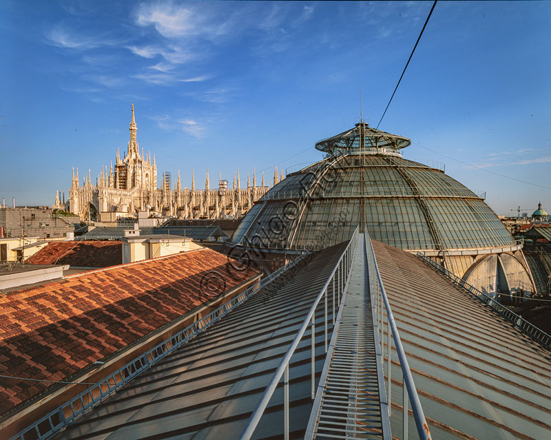 Galleria Vittorio Emanuele II, inaugurata nel 1867: veduta sulla copertura ottocentesca in ferro e vetro. Sullo sfondo, il Duomo.