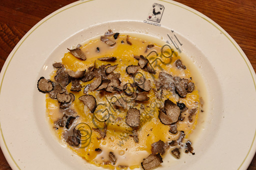  Siena, the Restaurant "Gallo Nero", Medieval recipe: a big raviolo made with ricotta cheese and needle sautéed with butter and truffle.