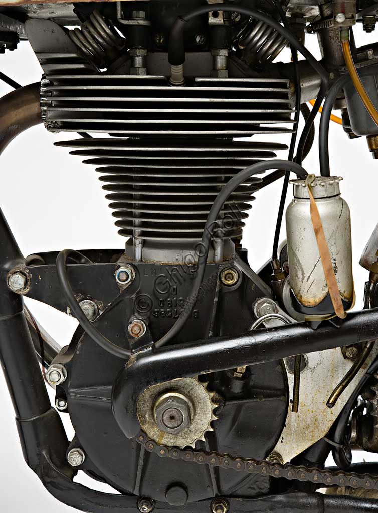 Moto d'epoca Norton Manx GP 500. Motore.Marca: Nortonmodello: Manx GP 500nazione: Regno Unito - Birminghamanno: 1949condizioni: restauratacilindrata: 490 ccmotore: monocilindrico ad albero a cammes in testacambio: a quattro rapportiL'isola di Man ha segnato la storia della Norton fino dal suo inizio. Non poteva mancare un modello con questo nome e, forse non a caso, è oggi uno dei modelli più ricercati e amati dai collezionisti.La Manx qui riprodotta monta ancora il "Garden Gate" il "cancello" come veniva affettuosamente definito il suo telaio con sospensione posteriore a stantuffo. Questo tipo di telaio, pesante e poco agile, caratterizza i modelli  Manx dal '36 fino al '49. Dal '50 fu sostituito da un meno appariscente telaio a forcellone posteriore oscillante. Era il famoso "Featherbed", il "letto di piume"  apprezzatissimo dai piloti di quegli anni. Già nel suo primo anno di vita il nuovo telaio fu battezzato con 1°, 2° e 3° posto al TT dell'isola di Man nelle categorie Senior e Junior.