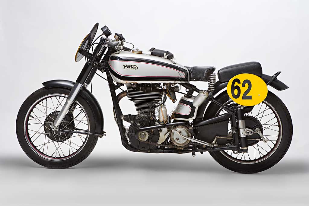 Moto d'epoca Norton Manx GP 500Marca: Nortonmodello: Manx GP 500nazione: Regno Unito - Birminghamanno: 1949condizioni: restauratacilindrata: 490 ccmotore: monocilindrico ad albero a cammes in testacambio: a quattro rapportiL'isola di Man ha segnato la storia della Norton fino dal suo inizio. Non poteva mancare un modello con questo nome e, forse non a caso, è oggi uno dei modelli più ricercati e amati dai collezionisti.La Manx qui riprodotta monta ancora il "Garden Gate" il "cancello" come veniva affettuosamente definito il suo telaio con sospensione posteriore a stantuffo. Questo tipo di telaio, pesante e poco agile, caratterizza i modelli  Manx dal '36 fino al '49. Dal '50 fu sostituito da un meno appariscente telaio a forcellone posteriore oscillante. Era il famoso "Featherbed", il "letto di piume"  apprezzatissimo dai piloti di quegli anni. Già nel suo primo anno di vita il nuovo telaio fu battezzato con 1°, 2° e 3° posto al TT dell'isola di Man nelle categorie Senior e Junior.