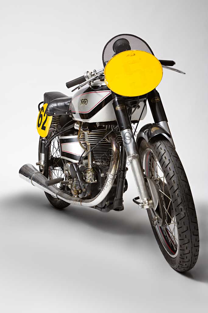 Moto d'epoca Norton Manx GP 500Marca: Nortonmodello: Manx GP 500nazione: Regno Unito - Birminghamanno: 1949condizioni: restauratacilindrata: 490 ccmotore: monocilindrico ad albero a cammes in testacambio: a quattro rapportiL'isola di Man ha segnato la storia della Norton fino dal suo inizio. Non poteva mancare un modello con questo nome e, forse non a caso, è oggi uno dei modelli più ricercati e amati dai collezionisti.La Manx qui riprodotta monta ancora il "Garden Gate" il "cancello" come veniva affettuosamente definito il suo telaio con sospensione posteriore a stantuffo. Questo tipo di telaio, pesante e poco agile, caratterizza i modelli  Manx dal '36 fino al '49. Dal '50 fu sostituito da un meno appariscente telaio a forcellone posteriore oscillante. Era il famoso "Featherbed", il "letto di piume"  apprezzatissimo dai piloti di quegli anni. Già nel suo primo anno di vita il nuovo telaio fu battezzato con 1°, 2° e 3° posto al TT dell'isola di Man nelle categorie Senior e Junior.