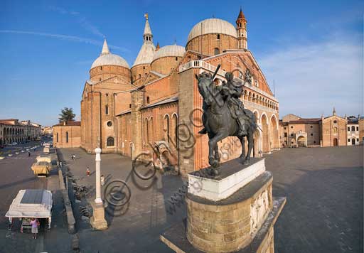 Piazza del Santo, veduta della Basilica di S. Antonio. In primo piano: Donatello (1453), monumento equestre di Erasmo da Narni " Il Gattamelata".