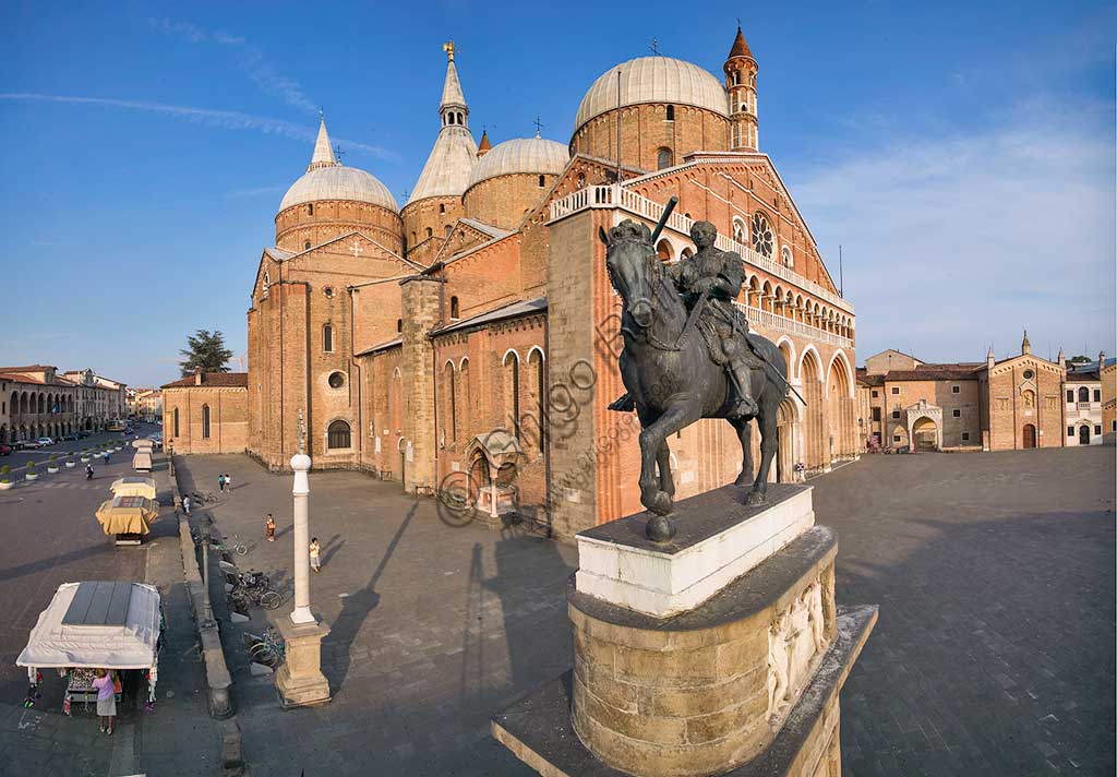 Piazza del Santo, veduta della Basilica di S. Antonio. In primo piano: Donatello (1453), monumento equestre di Erasmo da Narni " Il Gattamelata".