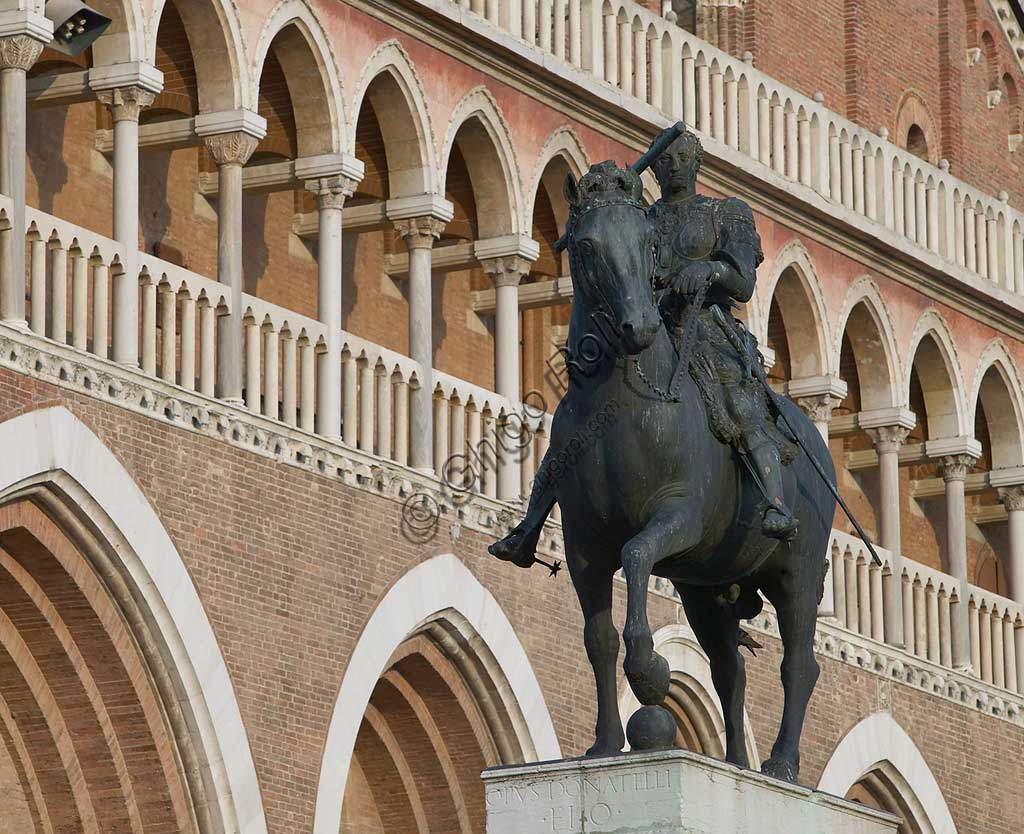 Piazza del Santo, veduta della Basilica di S. Antonio. In primo piano: Donatello (1453), monumento equestre di Erasmo da Narni " Il Gattamelata".