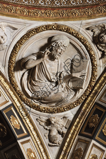 Genova, Duomo (Cattedrale di S. Lorenzo),  Cappella di San Giovanni: peduccio della cupola con San Marco Evangelista, bassorilievo marmoreo di Giovanni D'Aria (1483 - 1522).