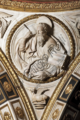 Genova, Duomo (Cattedrale di S. Lorenzo),  Cappella di San Giovanni: peduccio della cupola con San Luca Evangelista, bassorilievo marmoreo di Giovanni D'Aria (1483 - 1522).