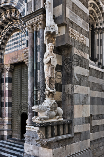 Genova, Duomo (Cattedrale di S. Lorenzo), facciata, angolo tra il lato ovest e il lato sud: "Santo con meridiana detto l'Arrotino (S. Giovanni evangelista?), 1225 circa.