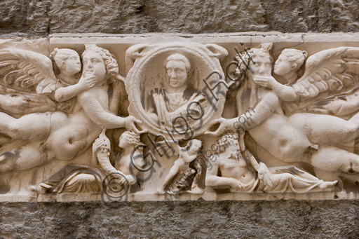 Genova, Duomo (Cattedrale di S. Lorenzo), fianco sud: fronte di sarcofago con clipeo e gruppi di Amore e Psiche (240 d.C.).Particolare.
