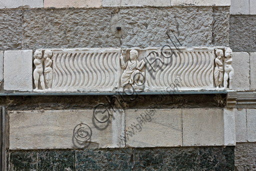 Genova, Duomo (Cattedrale di S. Lorenzo), fianco sud: fronte di sarcofago strigilato con letterato docente e gruppi di Amore e Psiche, III - IV secolo d.C.