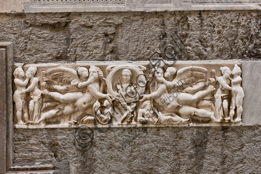 Genova, Duomo (Cattedrale di S. Lorenzo), fianco sud: fronte di sarcofago con clipeo e gruppi di Amore e Psiche (240 d.C.).