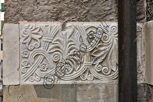 Genova, Duomo (Cattedrale di S. Lorenzo), fianco sud: lastra con motivi floreali (sec. X -  XI).