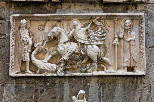 Genova, Duomo (Cattedrale di S. Lorenzo), fianco sud, sezione tra il campanile e il portale di S. Gottardo: "S. Giorgio e il drago tra S. Giovanni Battista e S. Giacomo maggiore", (sec. XIV), di scultore campionese.