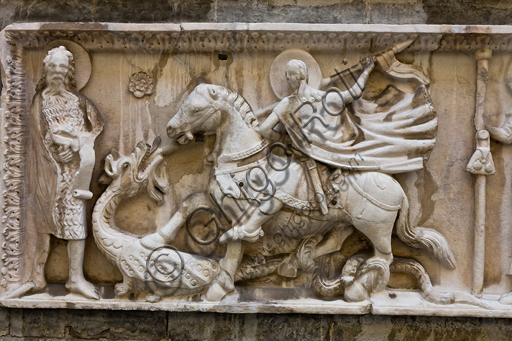 Genova, Duomo (Cattedrale di S. Lorenzo), fianco sud, sezione tra il campanile e il portale di S. Gottardo: "S. Giorgio e il drago tra S. Giovanni Battista e S. Giacomo maggiore", (sec. XIV), di scultore campionese.