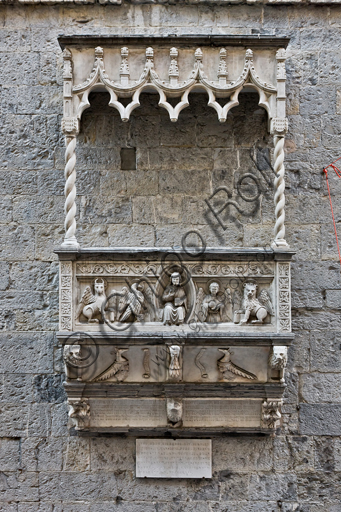 Genova, Duomo (Cattedrale di S. Lorenzo), fianco sud: tomba pensile di Antonio Grimaldi (post 1402).