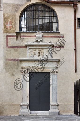 Genova, Duomo (Cattedrale di S. Lorenzo):  il lato ovest del Battistero e il portale di S. Maria della Vittoria (1502-3).