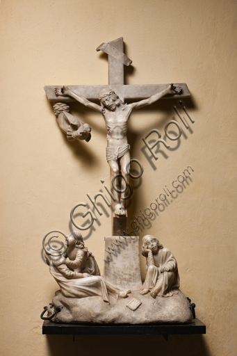 Genova, Duomo (Cattedrale di S. Lorenzo), Interno, Battistero (già Chiesa di San Giovanni il Vecchio): Crocefissione processionale in marmo bianco, di scultore ignoto.