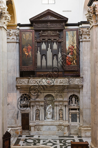 Genova, Duomo (Cattedrale di S. Lorenzo),  interno, braccio meridionale del transetto: veduta generale con organo, di Fuchetto da Brescia e G.B Forlani (1552 - 1555) e Altare di San Giuseppe, di maestranze genovesi (sec. XVII).