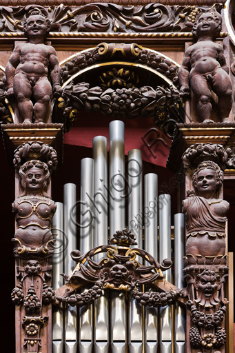 Genova, Duomo (Cattedrale di S. Lorenzo),  interno, cappella Cybo (braccio settentrionale del transetto), organo a canne di Gaspare Forlani: decorazioni lignee.
