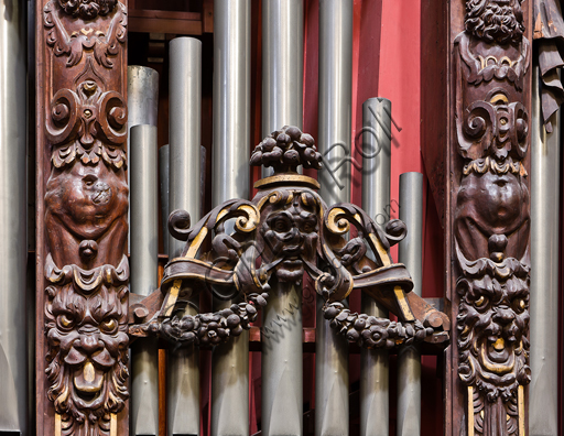 Genova, Duomo (Cattedrale di S. Lorenzo),  interno, cappella Cybo (braccio settentrionale del transetto), organo a canne di Gaspare Forlani: decorazioni lignee.