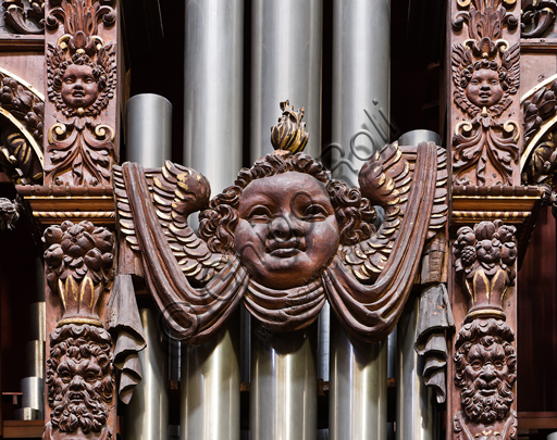 Genova, Duomo (Cattedrale di S. Lorenzo),  interno, cappella Cybo (braccio settentrionale del transetto), organo a canne di Gaspare Forlani: decorazioni lignee.