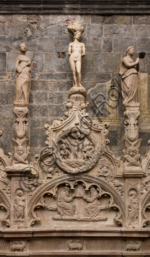 Genoa, Duomo (St. Lawrence Cathedral), inside, Chapel of St. John the Baptist: upper part of the front elevation, second small span (of five) starting from the left, with sculptures by Domenico, Giovanni ed Elia Gagini (1448-1450 ca.). On the top, statue of Fortitude, St. Sebastian and Hope.