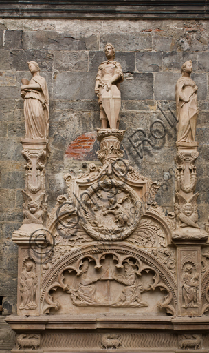 Genova, Duomo (Cattedrale di S. Lorenzo), Interno, Cappella di San Giovanni: coronamento del prospetto frontale, prima campatella (di cinque) partendo da sinistra, con sculture di Domenico, Giovanni ed Elia Gagini e aiuti (1448-1450 ca.). Sulla sommità statue della Fede, S. Giorgio e il drago e della Fortezza