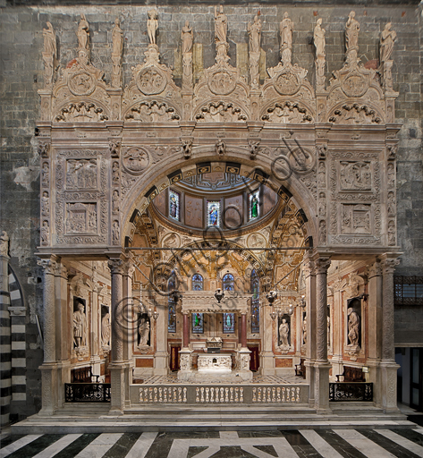 Genova, Duomo (Cattedrale di S. Lorenzo), Interno, Cappella di San Giovanni Battista: il prospetto frontale sulla navata sinistra, con sculture di Domenico, Giovanni ed Elia Gagini e aiuti (1448-1450 ca.)