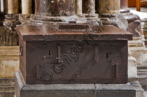, Genoa, Duomo (St. Lawrence Cathedral), inside, endonarthex: ancient safe,