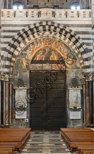 Genova, Duomo (Cattedrale di S. Lorenzo), interno, endonartece: veduta della controfacciata con il portale principale.