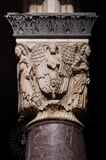 Genova, Duomo (Cattedrale di S. Lorenzo), interno, navata centrale, matroneo di sinistra, ordine inferiore: "Capitello con i simboli degli Evangelisti - Lato di S. Luca" (1307), di scultore campionese detto Maestro degli Angeli del Duomo.